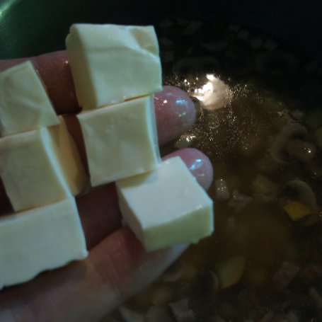Krok 4 - Zupa serowa z boczkiem i pieczarkami foto