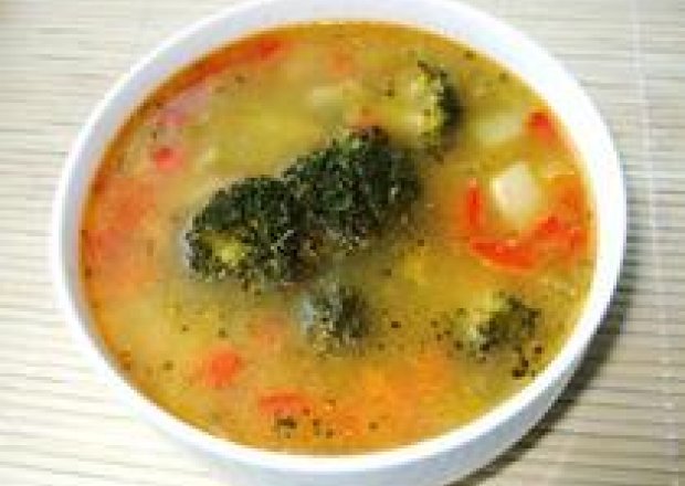 Fotografia przedstawiająca Zupa serowa z brokułem i papryką