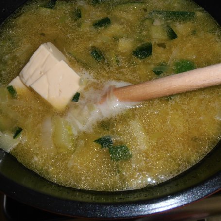 Krok 3 - Zupa serowa z cukinią i porem foto