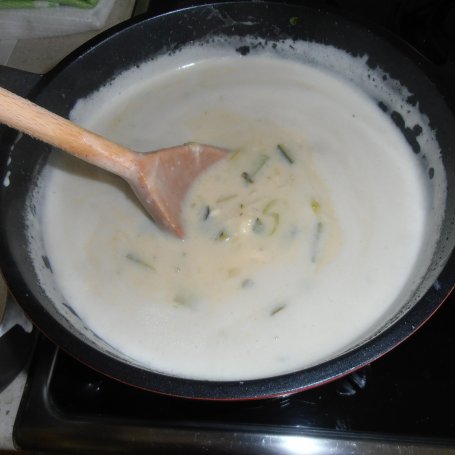 Krok 4 - Zupa serowa z cukinią i porem foto