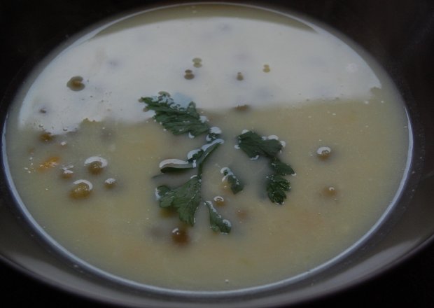 Fotografia przedstawiająca Zupa serowa z groszkiem