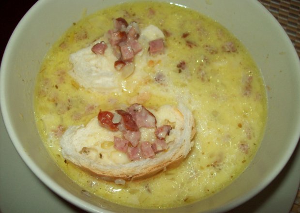 Fotografia przedstawiająca Zupa serowa z grzankami i kiełbasą