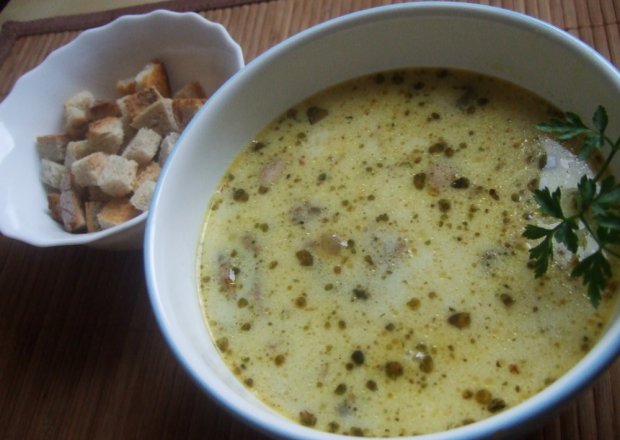 Fotografia przedstawiająca Zupa serowa z grzankami i pieczarkami