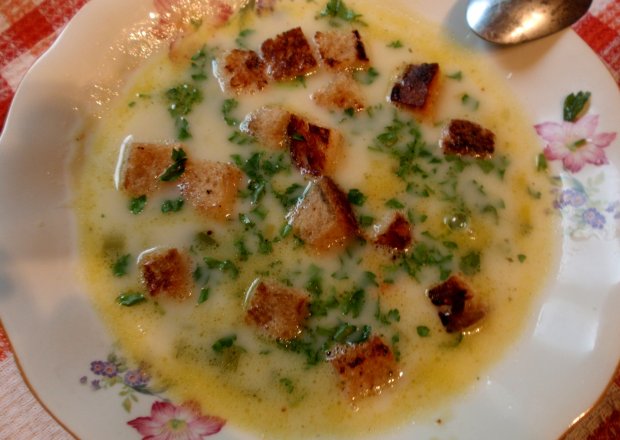 Fotografia przedstawiająca Zupa  serowa  z grzankami