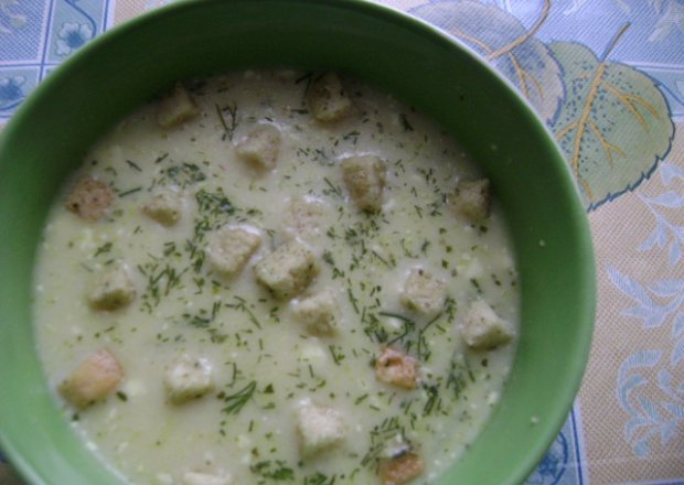 Fotografia przedstawiająca Zupa serowa z grzankami