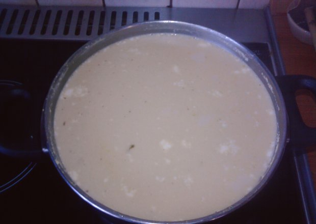 Fotografia przedstawiająca Zupa serowa z grzankami