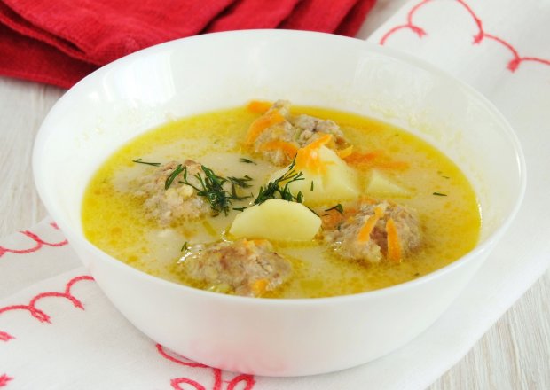 Fotografia przedstawiająca zupa serowa z klopsikami…