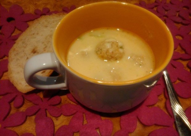 Fotografia przedstawiająca Zupa serowa z klopsikami