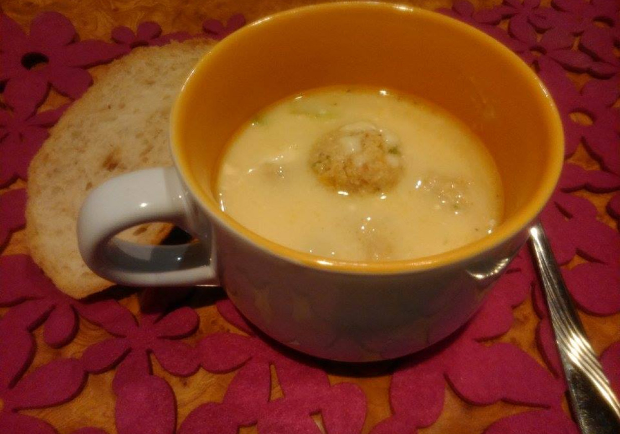 Zupa serowa z klopsikami  foto