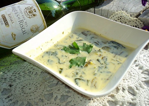 Fotografia przedstawiająca Zupa serowa z ogórkami i szpinakiem