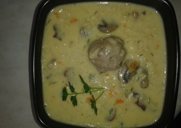 Fotografia przedstawiająca Zupa serowa z pieczarkami i serkami topionymi