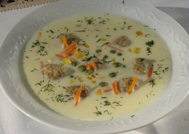 Fotografia przedstawiająca Zupa serowa z pulpecikami
