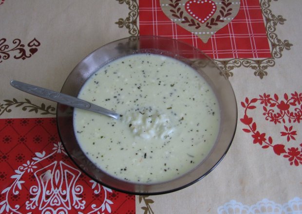 Fotografia przedstawiająca Zupa serowa z ryżem i ziołami prowansalskimi
