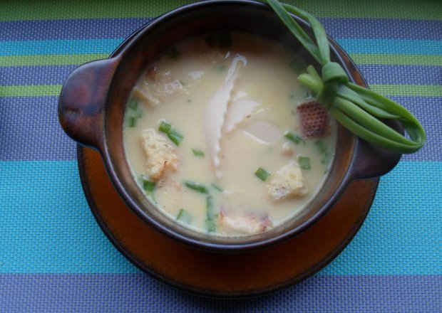 Fotografia przedstawiająca Zupa serowa z siekanym szczypiorkiem i grzankami