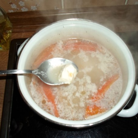 Krok 2 - Zupa serowa z siekanym szczypiorkiem i grzankami foto