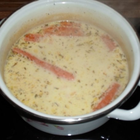 Krok 3 - Zupa serowa z siekanym szczypiorkiem i grzankami foto