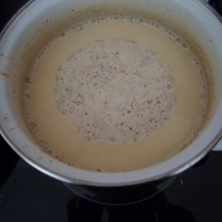 Krok 4 - Zupa serowa z siekanym szczypiorkiem i grzankami foto