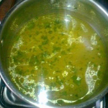 Krok 1 - Zupa serowa z zieloną pietruszką foto