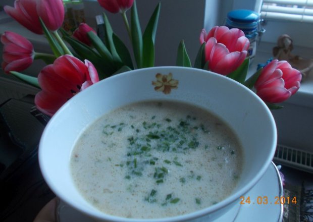 Fotografia przedstawiająca Zupa serowa ze szczypiorkiem