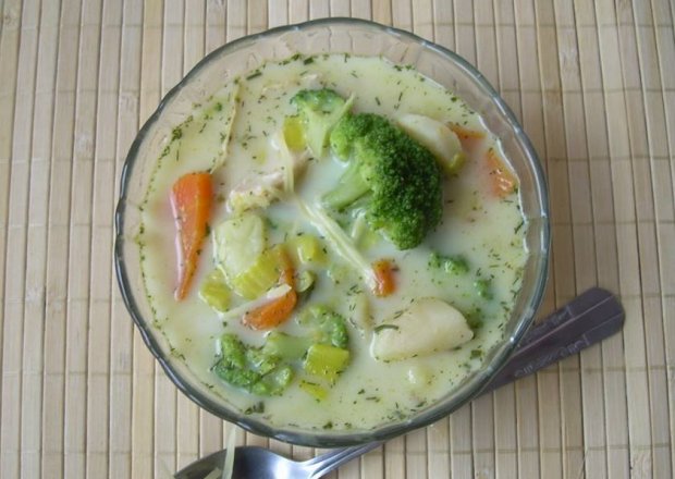 Fotografia przedstawiająca Zupa serowo-brokułowa z kurczakiem