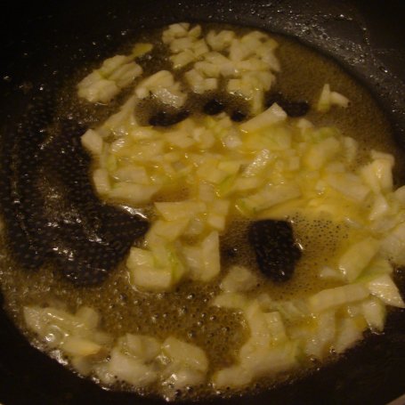 Krok 2 - Zupa serowo pieczarkowa z łazankami foto