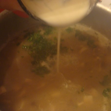 Krok 5 - Zupa serowo pieczarkowa z łazankami foto