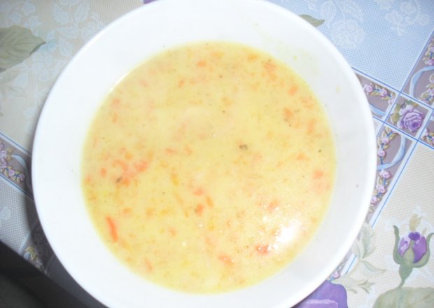 Fotografia przedstawiająca zupa serowo-marchewkowa