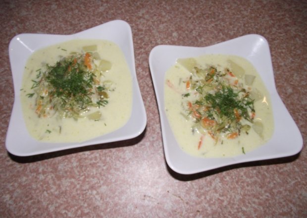 Fotografia przedstawiająca Zupa serowo-ogórkowa z ziemniakami