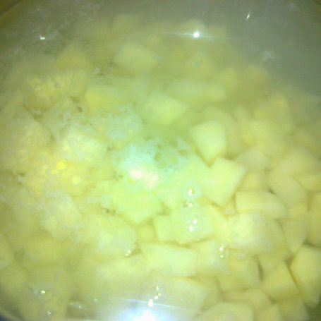 Krok 1 - Zupa serowo-ogórkowa z ziemniakami foto