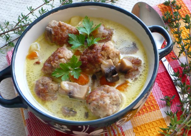 Fotografia przedstawiająca Zupa serowo-pieczarkowa z klopsikami