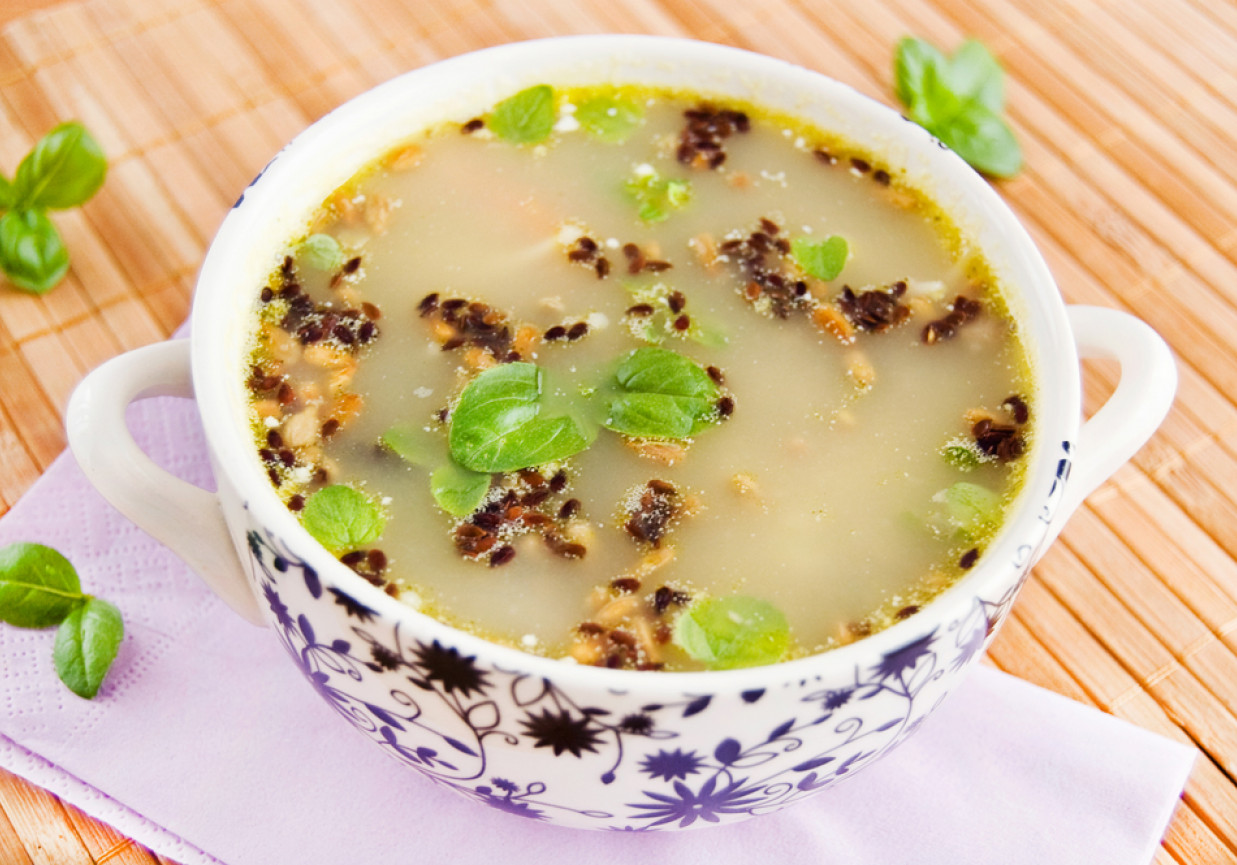 Zupa soczewicowo-pieczarkowa z prażonym siemieniem i słonecznikiem foto