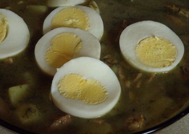 Fotografia przedstawiająca Zupa szczawiowa na białej kiełbasie