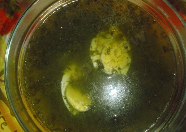 Fotografia przedstawiająca Zupa szczawiowa na wędzonych żeberkach