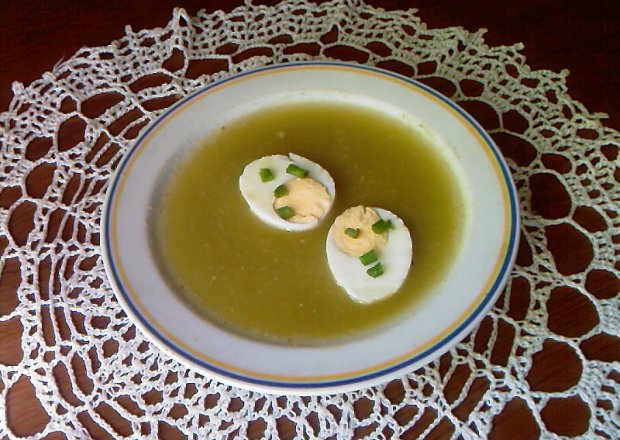 Fotografia przedstawiająca Zupa szczawiowa z elementami rosolu