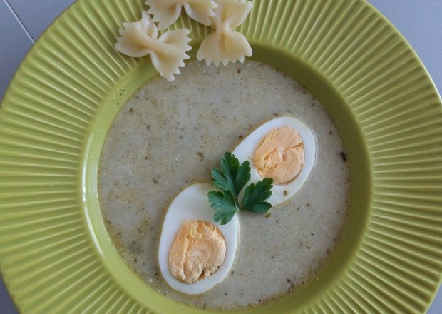 Fotografia przedstawiająca Zupa szczawiowa z jajkiem i makaronem