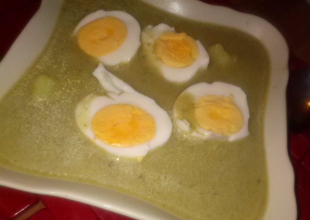 Fotografia przedstawiająca Zupa szczawiowa z jajkiem i ziemniakami