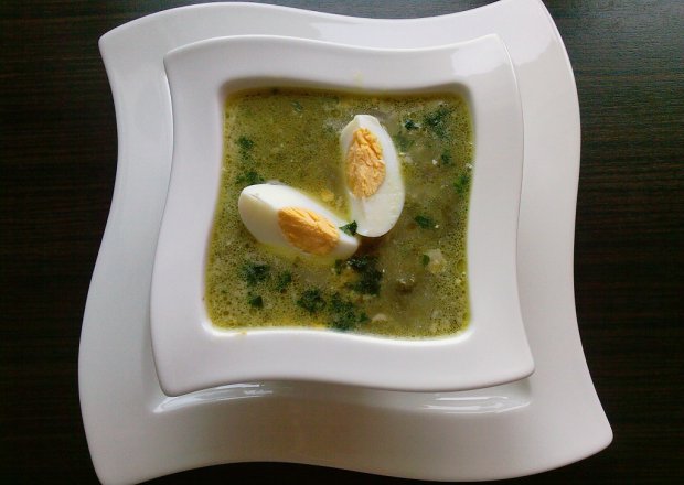 Fotografia przedstawiająca zupa szczawiowa z jajkiem