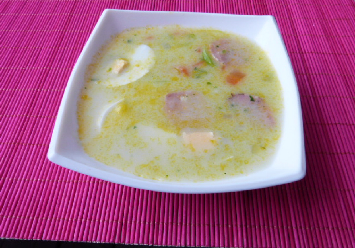 Zupa szczawiowa z kiełbasą i ziemniakami foto