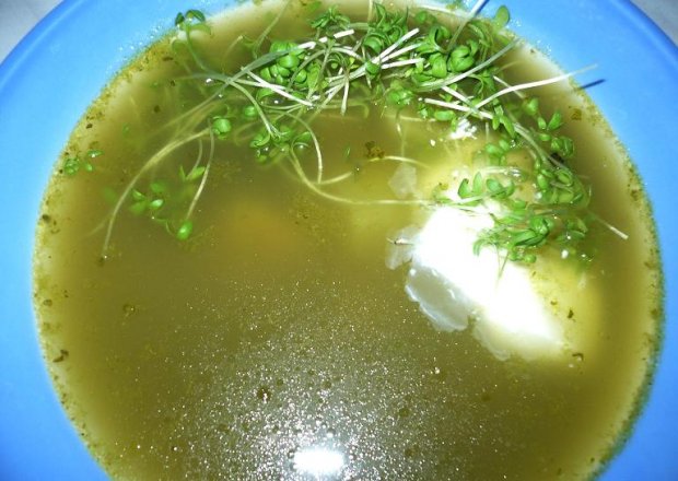 Fotografia przedstawiająca Zupa szczawiowa z rzeżuchą