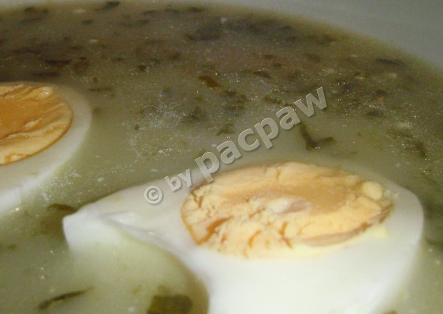 Fotografia przedstawiająca Zupa szczawiowa z warzywami na wędzonych żeberkach