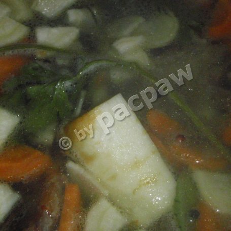 Krok 2 - Zupa szczawiowa z warzywami na wędzonych żeberkach foto