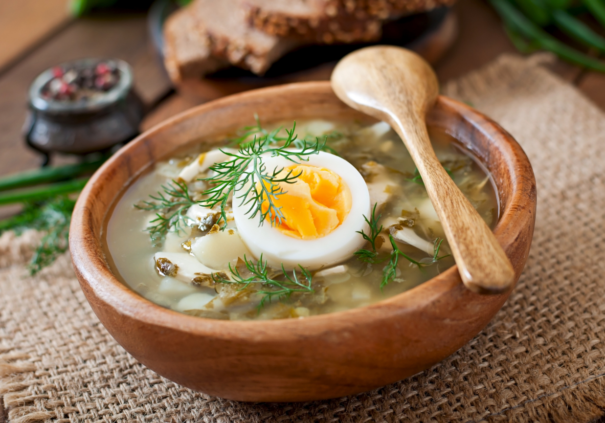 Zupa szczawiowa z ziemniakami i jajkiem na kości foto