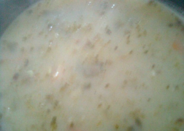 Fotografia przedstawiająca zupa szczawiowa z ziemniakami