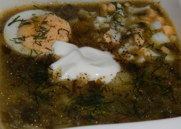 Fotografia przedstawiająca Zupa szczawiowo-koperkowa na żeberkach