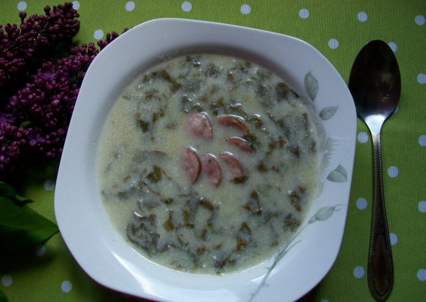 Fotografia przedstawiająca Zupa szczawiowo-pokrzywowa z kiełbasą