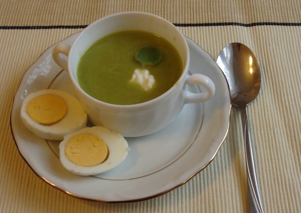 Fotografia przedstawiająca Zupa szparagowa z jajkiem