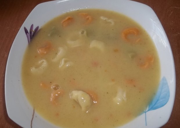 Fotografia przedstawiająca Zupa szparagowa z tortellini