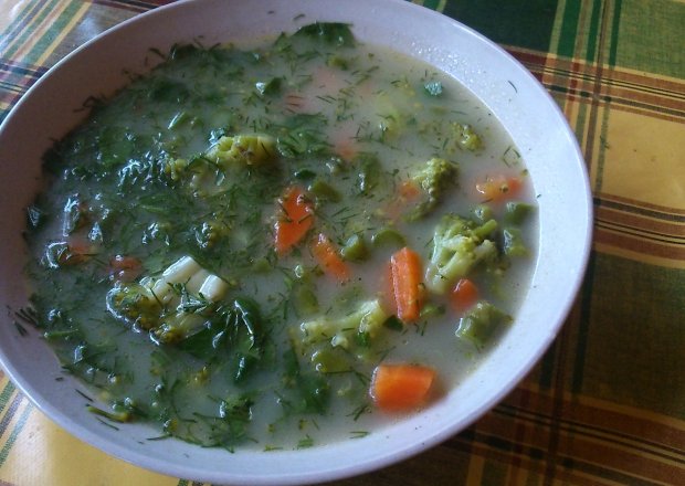 Fotografia przedstawiająca zupa szparagowo - brokułowa adwokat