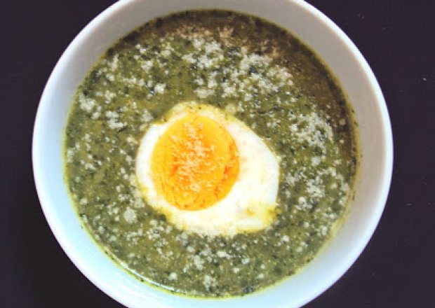 Fotografia przedstawiająca Zupa szpinakowa z jajkiem i makaronem