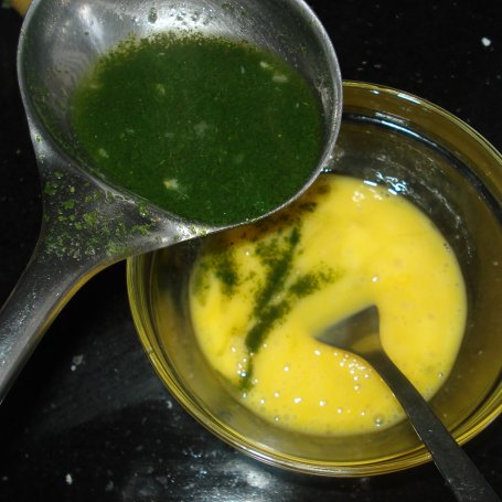 Krok 9 - Zupa szpinakowa z makaronem zaciągana jajkiem foto